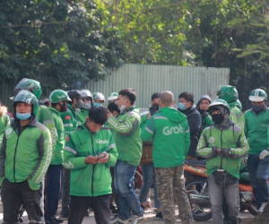 Nỗi niềm cánh tài xế sau khi Grab tăng giá cước: Người tắt app ngừng chạy, người vẫn cắn răng làm vì còn nuôi cả gia đình