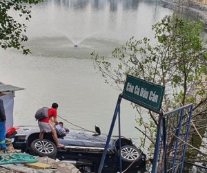 Ôtô tông gãy lan can rồi lao xuống hồ ở Hà Nội, 4 người thoát chết