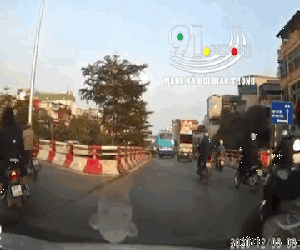 Video: Bất ngờ tạt đầu ô tô, người phụ nữ đi xe máy bị ngã đau giữa trời lạnh