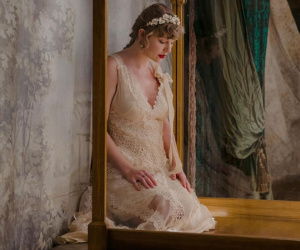 Fan xôn xao khi Taylor Swift mặc váy cưới