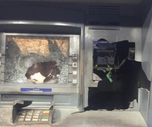 Vác búa đập phá cây ATM vì rút 5 triệu bị trừ...11 triệu
