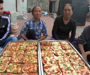 Làm món pizza từ bánh mì, bà Tân vlog thành công mĩ mãn nhờ cách nướng mang 'phong cách' riêng