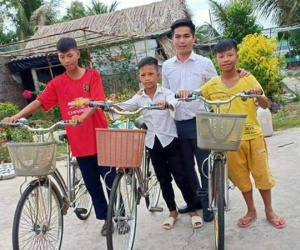 Bé trai 12 tuổi cùng bạn đạp xe 400km từ Cà Mau lên TP.HCM tìm mẹ đã được tặng xe đạp mới: 'Con nhớ mẹ lắm, con không muốn xa mẹ nữa đâu'