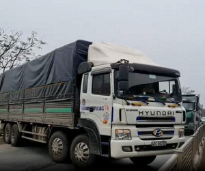 Bị CSGT lập biên bản, tài xế lái xe chắn ngang QL 1A rồi bỏ trốn