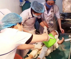 Cháu bé hơn 2 tuổi bị nhiễm trùng nặng vì chữa bỏng bằng nước mắm và rượu