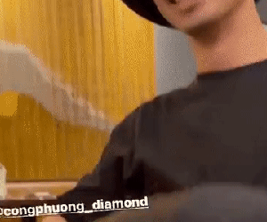 Công Phượng 'xả vai' sau đám cưới, rõ mới lấy vợ nên đi đâu cũng cười toe toét