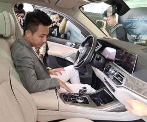 Minh Nhựa tậu một lần 3 chiếc xe, còn nở nụ cười nhẹ như lông hồng khẳng định đẳng cấp đại gia