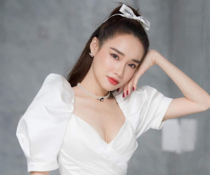 Nhã Phương tung ảnh khoe nhan sắc ngọt ngào nhưng fan lại chú ý đến vòng 1 nảy nở và vòng 2 'tí hon'