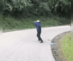 Clip: Người đàn ông quay rắn hổ mang chúa gần 20 vòng