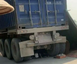 Xe container lùi vào đường làng cán chết 2 chị em ruột