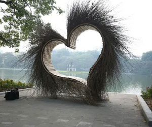 Tiểu cảnh 'trái tim lông lá' ở bờ hồ Hoàn Kiếm đã được dỡ bỏ sau khi gây tranh cãi dữ dội