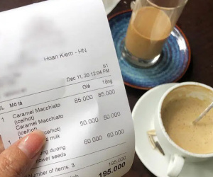 Rủ nhau đi lượn phố ngồi uống cafe ở khu Nhà Thờ Lớn, cặp vợ chồng trẻ ở Hà Nội 'hết hồn' với chiếc bill ghi giá 60k/ đĩa hướng dương