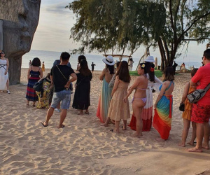 Xôn xao hình ảnh đợi 'vài tiếng' để check-in điểm chụp hình hot nhất Phú Quốc, vô duyên hơn là bình luận 'đi biển sao mặc bikini?'