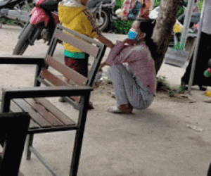 Cậu bé quấy khóc ở bến tàu đòi mua đồ chơi nhưng hành động của người bà mới khiến ai cũng ngán ngẩm