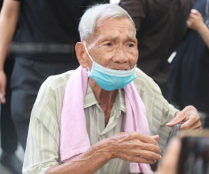 Bệnh nặng phải dùng máy trợ thở, cụ ông vẫn quyết vượt đường xa để tới tiễn đưa cố nghệ sĩ Chí Tài lần cuối