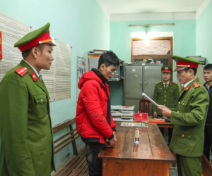 Nam thanh niên 18 tuổi đi xe máy phóng nhanh, lạng lách tông cảnh sát bị thương