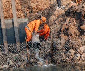 Ảnh: Lắp đặt hệ thống cống ngầm được kỳ vọng 'hồi sinh' sông Tô Lịch