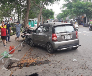 TP.HCM: Lại thêm ô tô tông nhiều xe máy, 2 cô gái nhập viện cấp cứu