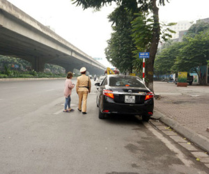 Dán thông báo phạt ‘nguội’ lên ô tô dừng đỗ sai quy định ở Hà Nội