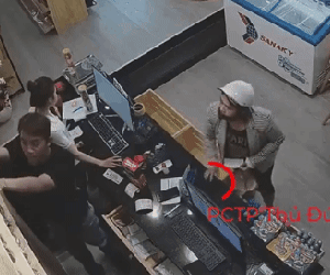 Video: Một thủ đoạn đơn giản lừa cả 2 nhân viên bán hàng, nạn nhân hoa mắt vì màn trộm điện thoại "có nghề"