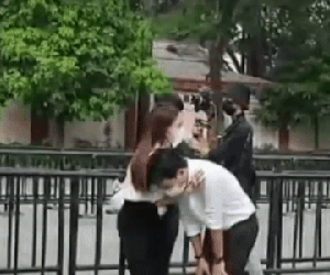 Trường Giang thở hồng hộc vì suy sụp khi tiễn đưa linh cữu NS Chí Tài về Mỹ, phải nhờ Nhã Phương giúp đứng vững