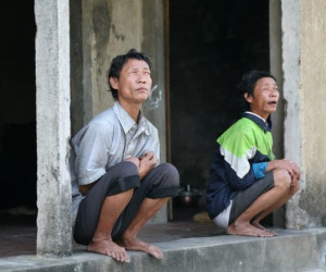 Cặp song sinh mù lòa trong căn nhà cô lập giữa đồng: 'Không còn dám mơ vợ con gì cả, dắt nhau đi xin ăn được bữa nào hay bữa đó thôi'