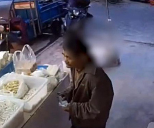 Cụ ông mua mì bằng tiền giả suốt 7 năm qua, chủ quán nhận ra nhưng vẫn giả vờ không biết, chân tướng phơi bày gây xúc động