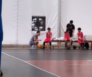 Hà Hồ hạnh phúc khoe khoảnh khắc chứng minh quan hệ của Kim Lý - Subeo, đặc biệt là hành động khuỵ gối đầy tinh tế!