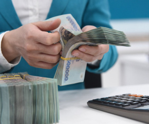 Lãi cho vay vẫn cao trong khi lãi suất tiền gửi liên tục giảm