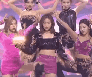 Đẳng cấp sáng tạo mùa dịch: Lễ trao giải 'nhét' cúp ảo vào tay Ryujin (ITZY) không hề 'giả trân', bỏ luôn bước nhận giải tránh rườm rà