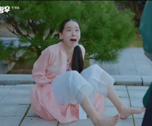 'Mr. Queen' tập 1: Choi Jin Hyuk xuyên không biến thành phụ nữ vì lỡ hôn Shin Hye Sun