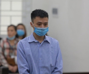 Vụ chồng sát hại vợ cùng con trai vì nghi vợ ngoại tình: Người thân đau xót đem di ảnh 2 mẹ con đến tòa