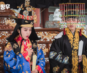 Khán giả cười 'té ghế' với 2 tập đầu Mr. Queen, Shin Hye Sun 'cân team' xuất sắc
