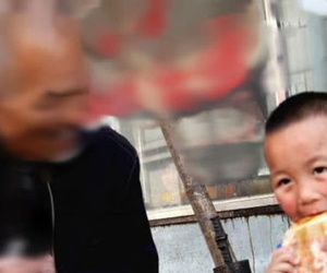 Hỏi: 'Cháu có xấu hổ khi đến nhà ông?', cậu nhóc đáp 'Không', nhưng câu tiếp theo khiến cả gia đình sững người đau đớn