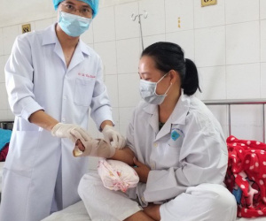 Xay cá làm chả, người phụ nữ bị cuốn nát bàn tay