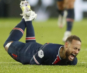 Neymar gào khóc, rời sân bằng cáng khi dính chấn thương kinh hoàng