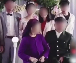Cụ ông giơ tay định khoác vai bị cụ bà 'đi đường quyền' ngay trên sân khấu đám cưới cháu, màn xử sự cuối cùng lại càng bất ngờ hơn nữa