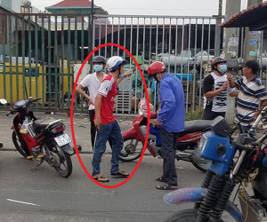 Rút gậy hành hung người ngăn cản sau va chạm giao thông, thanh niên bị dân vây đánh túi bụi