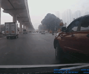 Yêu cầu dừng nhưng tài xế cố tình đánh võng, CSGT vụt vỡ gương xe bán tải