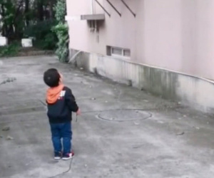 Cậu bé mẫu giáo vừa tan học đã đòi mẹ dẫn đi dạo, giữa đường bỗng mất tích, mẹ đi tìm khắp nơi thì ngã ngửa vì 'mưu đồ' của con