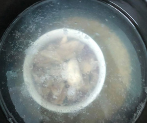 Dở tay nên nhờ chồng đổ thịt ếch vào nồi cháo cho con, vừa mở vung cô vợ đã 'hết hồn' khi chứng kiến thảm họa bên trong