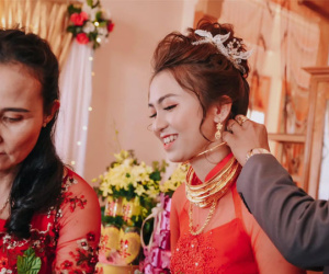 Lên rẫy phụ ba thu hoạch gặp ông chủ vựa nông sản 'hốt luôn', đến ngày cưới cô dâu sinh năm 99 nhận được sương sương 14 cây vàng, 2 sổ đỏ cùng 1 xe ô tô 1,3 tỷ