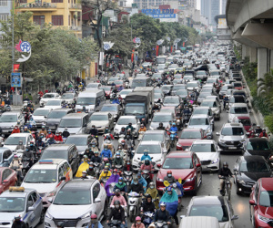 Ảnh: Mưa rét 'căng đét', nhiều tuyến phố Hà Nội tắc cứng vào sáng sớm, một vài người ngã nhào vì đường trơn