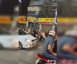 Đứng giữa đường cà khịa từng xe máy, thanh niên bị nhóm đàn ông lao vào đánh túi bụi