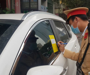 Hà Nội: Từ hôm nay, ô tô dừng đỗ sai sẽ bị dán thông báo phạt nguội lên xe