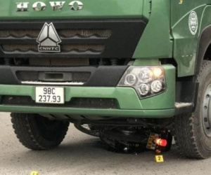 Nam sinh 14 tuổi bị cuốn vào gầm xe tải tử vong trên đường đi học