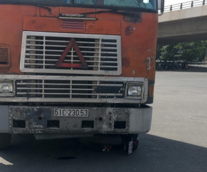 Xe container cán nát xe máy, kéo lê cô gái 5m giữa vòng xoay 'tử thần'