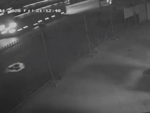 Ngã giữa đường nhưng không được ai giúp, nam thanh niên bị xe khách cán: 4 người 'làm ngơ' có phải chịu trách nhiệm?
