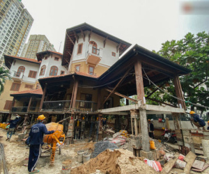 Cận cảnh căn biệt thự ngàn tấn ở phố nhà giàu Sài Gòn được 'thần đèn' nâng cao 2m để chống ngập