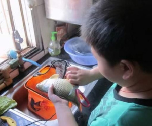 Mẹ hứa đưa đi chơi nhưng 'bùng kèo', cậu bé nói một câu, sếp của mẹ rơi nước mắt liền cho nghỉ phép ngay lập tức